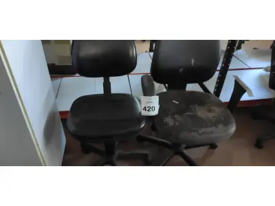 LOTE 420 - 02 CADEIRAS DE ESCRITÓRIO. (NO ESTADO) ATENÇÃO! FAZER A VISITAÇÃO ANTES DE ARREMATAR, NÃO SABEMOS SE FUNCIONA, LEILÃO NÃO TEM GARANTIA E NEM DEVOLUÇÃO, SUJEITO A POSSÍVEIS AVARIAS VISÍVEIS/OCULTAS E/OU AUSÊNCIA DE COMPONENTES.