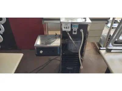 LOTE 187 - 01 BEBEDOURO CONJUGADO EM INOX. (NO ESTADO) ATENÇÃO! FAZER A VISITAÇÃO ANTES DE ARREMATAR, NÃO SABEMOS SE FUNCIONA, LEILÃO NÃO TEM GARANTIA E NEM DEVOLUÇÃO, SUJEITO A POSSÍVEIS AVARIAS VISÍVEIS/OCULTAS E/OU AUSÊNCIA DE COMPONENTES.