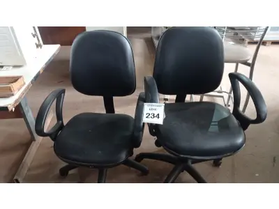 LOTE 234 - 02 CADEIRAS GIRATÓRIAS. (NO ESTADO) ATENÇÃO! FAZER A VISITAÇÃO ANTES DE ARREMATAR, NÃO SABEMOS SE FUNCIONA, LEILÃO NÃO TEM GARANTIA E NEM DEVOLUÇÃO, SUJEITO A POSSÍVEIS AVARIAS VISÍVEIS/OCULTAS E/OU AUSÊNCIA DE COMPONENTES.