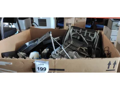 LOTE 199 - 01 LOTE COM GRANDE QUANTIDADE DE APARELHOS DE TELEFONE, FONTES, 02 SUPORTES PARA PÉS E ELETRÔNICOS DIVERSOS. (NO ESTADO) ATENÇÃO! FAZER A VISITAÇÃO ANTES DE ARREMATAR, NÃO SABEMOS SE FUNCIONA, LEILÃO NÃO TEM GARANTIA E NEM DEVOLUÇÃO, SUJEITO A POSSÍVEIS AVARIAS VISÍVEIS/OCULTAS E/OU AUSÊNCIA DE COMPONENTES.