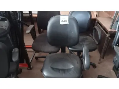 LOTE 340 - 02 CADEIRAS GIRATÓRIAS. (NO ESTADO) ATENÇÃO! FAZER A VISITAÇÃO ANTES DE ARREMATAR, NÃO SABEMOS SE FUNCIONA, LEILÃO NÃO TEM GARANTIA E NEM DEVOLUÇÃO, SUJEITO A POSSÍVEIS AVARIAS VISÍVEIS/OCULTAS E/OU AUSÊNCIA DE COMPONENTES.