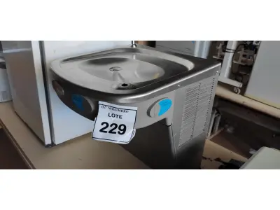 LOTE 229 - 01 BEBEDOURO DE PAREDE EM INOX MARCA IBBL. (NO ESTADO) ATENÇÃO! FAZER A VISITAÇÃO ANTES DE ARREMATAR, NÃO SABEMOS SE FUNCIONA, LEILÃO NÃO TEM GARANTIA E NEM DEVOLUÇÃO, SUJEITO A POSSÍVEIS AVARIAS VISÍVEIS/OCULTAS E/OU AUSÊNCIA DE COMPONENTES.