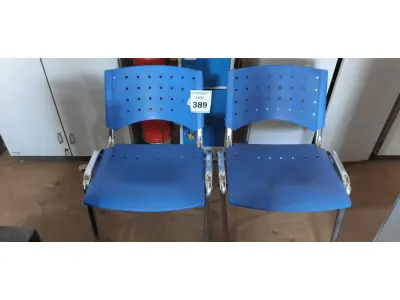 LOTE 389 - 02 CADEIRAS DE ESCRITÓRIO SENDO 01 COM PÉS FIXOS. (NO ESTADO) ATENÇÃO! FAZER A VISITAÇÃO ANTES DE ARREMATAR, NÃO SABEMOS SE FUNCIONA, LEILÃO NÃO TEM GARANTIA E NEM DEVOLUÇÃO, SUJEITO A POSSÍVEIS AVARIAS VISÍVEIS/OCULTAS E/OU AUSÊNCIA DE COMPONENTES.