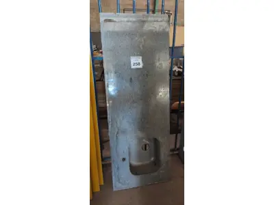 LOTE 258 - 01 PIA EM MÁRMORE COM 01 CUBA INOX 1,64X0,60. (NO ESTADO) ATENÇÃO! FAZER A VISITAÇÃO ANTES DE ARREMATAR, NÃO SABEMOS SE FUNCIONA, LEILÃO NÃO TEM GARANTIA E NEM DEVOLUÇÃO, SUJEITO A POSSÍVEIS AVARIAS VISÍVEIS/OCULTAS E/OU AUSÊNCIA DE COMPONENTES.