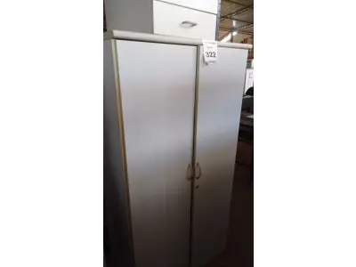 LOTE 322 - 01 ARMÁRIO ALTO PARA ESCRITÓRIO COM 03 COMPARTIMENTOS E 01 GAVETEIRO DE MESA. (NO ESTADO) ATENÇÃO! FAZER A VISITAÇÃO ANTES DE ARREMATAR, NÃO SABEMOS SE FUNCIONA, LEILÃO NÃO TEM GARANTIA E NEM DEVOLUÇÃO, SUJEITO A POSSÍVEIS AVARIAS VISÍVEIS/OCULTAS E/OU AUSÊNCIA DE COMPONENTES.