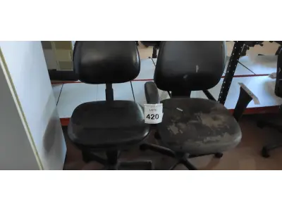 LOTE 420 - 02 CADEIRAS DE ESCRITÓRIO. (NO ESTADO) ATENÇÃO! FAZER A VISITAÇÃO ANTES DE ARREMATAR, NÃO SABEMOS SE FUNCIONA, LEILÃO NÃO TEM GARANTIA E NEM DEVOLUÇÃO, SUJEITO A POSSÍVEIS AVARIAS VISÍVEIS/OCULTAS E/OU AUSÊNCIA DE COMPONENTES.