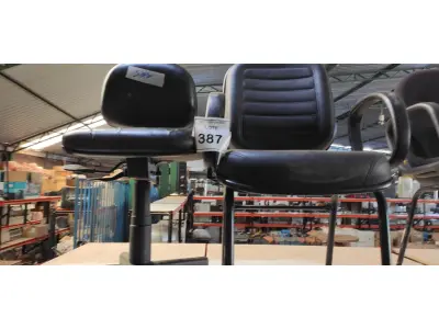 LOTE 387 - 02 CADEIRAS DE ESCRITÓRIO SENDO 01 COM PÉS FIXOS. (NO ESTADO) ATENÇÃO! FAZER A VISITAÇÃO ANTES DE ARREMATAR, NÃO SABEMOS SE FUNCIONA, LEILÃO NÃO TEM GARANTIA E NEM DEVOLUÇÃO, SUJEITO A POSSÍVEIS AVARIAS VISÍVEIS/OCULTAS E/OU AUSÊNCIA DE COMPONENTES.