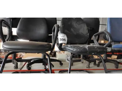 LOTE 396 - 02 CADEIRAS DE ESCRITÓRIO SENDO 01 COM PÉS FIXOS. (NO ESTADO) ATENÇÃO! FAZER A VISITAÇÃO ANTES DE ARREMATAR, NÃO SABEMOS SE FUNCIONA, LEILÃO NÃO TEM GARANTIA E NEM DEVOLUÇÃO, SUJEITO A POSSÍVEIS AVARIAS VISÍVEIS/OCULTAS E/OU AUSÊNCIA DE COMPONENTES.