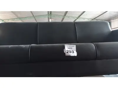 LOTE 293 - 01 SOFÁ DE 03 LUGARES EM COURO SINTÉTICO NA COR PRETA. (NO ESTADO) ATENÇÃO! FAZER A VISITAÇÃO ANTES DE ARREMATAR, NÃO SABEMOS SE FUNCIONA, LEILÃO NÃO TEM GARANTIA E NEM DEVOLUÇÃO, SUJEITO A POSSÍVEIS AVARIAS VISÍVEIS/OCULTAS E/OU AUSÊNCIA DE COMPONENTES.