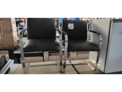 LOTE 252 - 02 CADEIRAS COM PÉS FIXOS. (NO ESTADO) ATENÇÃO! FAZER A VISITAÇÃO ANTES DE ARREMATAR, NÃO SABEMOS SE FUNCIONA, LEILÃO NÃO TEM GARANTIA E NEM DEVOLUÇÃO, SUJEITO A POSSÍVEIS AVARIAS VISÍVEIS/OCULTAS E/OU AUSÊNCIA DE COMPONENTES.