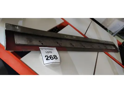 LOTE 268 - 01 LÂMINA DE GUILHOTINA GRÁFICA 100CM. (NO ESTADO) ATENÇÃO! FAZER A VISITAÇÃO ANTES DE ARREMATAR, NÃO SABEMOS SE FUNCIONA, LEILÃO NÃO TEM GARANTIA E NEM DEVOLUÇÃO, SUJEITO A POSSÍVEIS AVARIAS VISÍVEIS/OCULTAS E/OU AUSÊNCIA DE COMPONENTES.