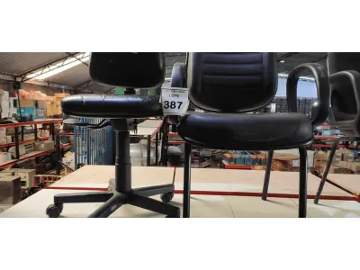 LOTE 387 - 02 CADEIRAS DE ESCRITÓRIO SENDO 01 COM PÉS FIXOS. (NO ESTADO) ATENÇÃO! FAZER A VISITAÇÃO ANTES DE ARREMATAR, NÃO SABEMOS SE FUNCIONA, LEILÃO NÃO TEM GARANTIA E NEM DEVOLUÇÃO, SUJEITO A POSSÍVEIS AVARIAS VISÍVEIS/OCULTAS E/OU AUSÊNCIA DE COMPONENTES.
