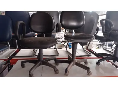 LOTE 330 - 02 CADEIRAS GIRATÓRIAS. (NO ESTADO) ATENÇÃO! FAZER A VISITAÇÃO ANTES DE ARREMATAR, NÃO SABEMOS SE FUNCIONA, LEILÃO NÃO TEM GARANTIA E NEM DEVOLUÇÃO, SUJEITO A POSSÍVEIS AVARIAS VISÍVEIS/OCULTAS E/OU AUSÊNCIA DE COMPONENTES.