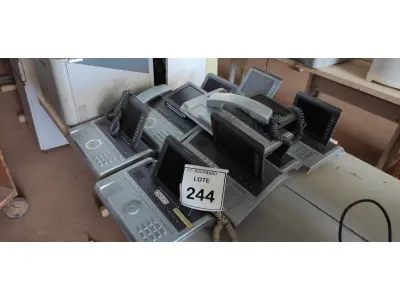 LOTE 244 - 01 LOTE COM VÁRIOS APARELHOS DE TELEFONE. (NO ESTADO) ATENÇÃO! FAZER A VISITAÇÃO ANTES DE ARREMATAR, NÃO SABEMOS SE FUNCIONA, LEILÃO NÃO TEM GARANTIA E NEM DEVOLUÇÃO, SUJEITO A POSSÍVEIS AVARIAS VISÍVEIS/OCULTAS E/OU AUSÊNCIA DE COMPONENTES.