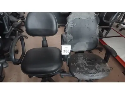 LOTE 335 - 02 CADEIRAS GIRATÓRIAS. (NO ESTADO) ATENÇÃO! FAZER A VISITAÇÃO ANTES DE ARREMATAR, NÃO SABEMOS SE FUNCIONA, LEILÃO NÃO TEM GARANTIA E NEM DEVOLUÇÃO, SUJEITO A POSSÍVEIS AVARIAS VISÍVEIS/OCULTAS E/OU AUSÊNCIA DE COMPONENTES.