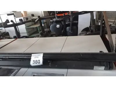 LOTE 380 - 03 TELAS DE PROJEÇÃO. (NO ESTADO) ATENÇÃO! FAZER A VISITAÇÃO ANTES DE ARREMATAR, NÃO SABEMOS SE FUNCIONA, LEILÃO NÃO TEM GARANTIA E NEM DEVOLUÇÃO, SUJEITO A POSSÍVEIS AVARIAS VISÍVEIS/OCULTAS E/OU AUSÊNCIA DE COMPONENTES.