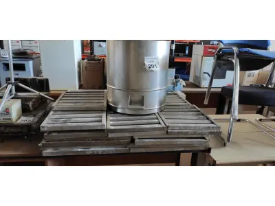 LOTE 201 - 01 LIXEIRA INOX E VÁRIAS TAMPAS DE BALCÃO EXPOSITOR. (NO ESTADO) ATENÇÃO! FAZER A VISITAÇÃO ANTES DE ARREMATAR, NÃO SABEMOS SE FUNCIONA, LEILÃO NÃO TEM GARANTIA E NEM DEVOLUÇÃO, SUJEITO A POSSÍVEIS AVARIAS VISÍVEIS/OCULTAS E/OU AUSÊNCIA DE COMPONENTES.