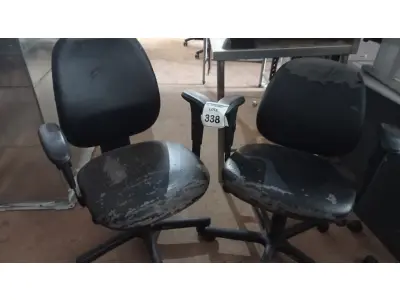 LOTE 338 - 02 CADEIRAS GIRATÓRIAS. (NO ESTADO) ATENÇÃO! FAZER A VISITAÇÃO ANTES DE ARREMATAR, NÃO SABEMOS SE FUNCIONA, LEILÃO NÃO TEM GARANTIA E NEM DEVOLUÇÃO, SUJEITO A POSSÍVEIS AVARIAS VISÍVEIS/OCULTAS E/OU AUSÊNCIA DE COMPONENTES.