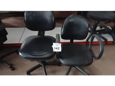 LOTE 342 - 02 CADEIRAS GIRATÓRIAS. (NO ESTADO) ATENÇÃO! FAZER A VISITAÇÃO ANTES DE ARREMATAR, NÃO SABEMOS SE FUNCIONA, LEILÃO NÃO TEM GARANTIA E NEM DEVOLUÇÃO, SUJEITO A POSSÍVEIS AVARIAS VISÍVEIS/OCULTAS E/OU AUSÊNCIA DE COMPONENTES.