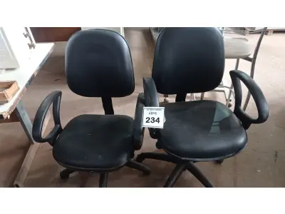 LOTE 234 - 02 CADEIRAS GIRATÓRIAS. (NO ESTADO) ATENÇÃO! FAZER A VISITAÇÃO ANTES DE ARREMATAR, NÃO SABEMOS SE FUNCIONA, LEILÃO NÃO TEM GARANTIA E NEM DEVOLUÇÃO, SUJEITO A POSSÍVEIS AVARIAS VISÍVEIS/OCULTAS E/OU AUSÊNCIA DE COMPONENTES.