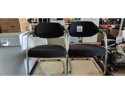 LOTE 203 - 02 CADEIRAS DE PÉS FIXOS. (NO ESTADO) ATENÇÃO! FAZER A VISITAÇÃO ANTES DE ARREMATAR, NÃO SABEMOS SE FUNCIONA, LEILÃO NÃO TEM GARANTIA E NEM DEVOLUÇÃO, SUJEITO A POSSÍVEIS AVARIAS VISÍVEIS/OCULTAS E/OU AUSÊNCIA DE COMPONENTES.