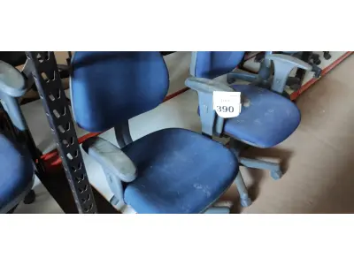 LOTE 390 - 02 CADEIRAS DE ESCRITÓRIO. (NO ESTADO) ATENÇÃO! FAZER A VISITAÇÃO ANTES DE ARREMATAR, NÃO SABEMOS SE FUNCIONA, LEILÃO NÃO TEM GARANTIA E NEM DEVOLUÇÃO, SUJEITO A POSSÍVEIS AVARIAS VISÍVEIS/OCULTAS E/OU AUSÊNCIA DE COMPONENTES.