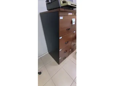 LOTE 018 - 01 ARQUIVO EM MADEIRA COM 04 GAVETAS. (NO ESTADO) ATENÇÃO! FAZER A VISITAÇÃO ANTES DE ARREMATAR, NÃO SABEMOS SE FUNCIONA, LEILÃO NÃO TEM GARANTIA E NEM DEVOLUÇÃO, SUJEITO A POSSÍVEIS AVARIAS VISÍVEIS/OCULTAS E/OU AUSÊNCIA DE COMPONENTES.