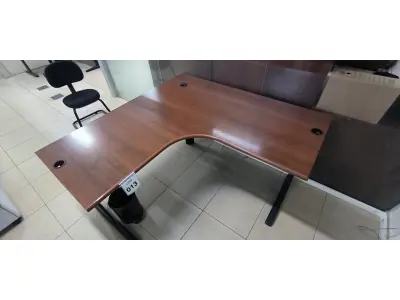 LOTE 013 - 01 MESA DE CANTO PARA ESCRITÓRIO NA COR MARROM. (NO ESTADO) ATENÇÃO! FAZER A VISITAÇÃO ANTES DE ARREMATAR, NÃO SABEMOS SE FUNCIONA, LEILÃO NÃO TEM GARANTIA E NEM DEVOLUÇÃO, SUJEITO A POSSÍVEIS AVARIAS VISÍVEIS/OCULTAS E/OU AUSÊNCIA DE COMPONENTES.
