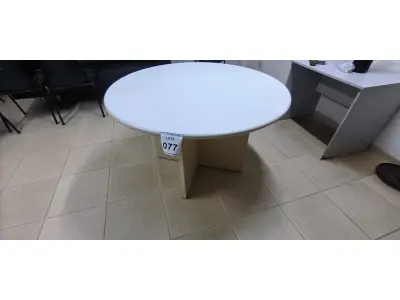 LOTE 077 - 01 MESA REDONDA EM MADEIRA NA COR BRANCA. (NO ESTADO) ATENÇÃO! FAZER A VISITAÇÃO ANTES DE ARREMATAR, NÃO SABEMOS SE FUNCIONA, LEILÃO NÃO TEM GARANTIA E NEM DEVOLUÇÃO, SUJEITO A POSSÍVEIS AVARIAS VISÍVEIS/OCULTAS E/OU AUSÊNCIA DE COMPONENTES.