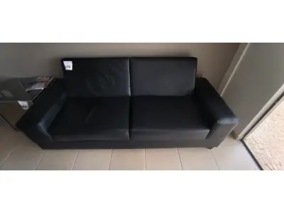 LOTE 079 - 01 SOFAR 02 LUGARES EM COURINO NA COR PRETO. (NO ESTADO) ATENÇÃO! FAZER A VISITAÇÃO ANTES DE ARREMATAR, NÃO SABEMOS SE FUNCIONA, LEILÃO NÃO TEM GARANTIA E NEM DEVOLUÇÃO, SUJEITO A POSSÍVEIS AVARIAS VISÍVEIS/OCULTAS E/OU AUSÊNCIA DE COMPONENTES.