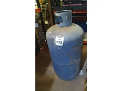 LOTE 253 - 01 BOTIJÃO DE GÁS DE GRANDE PORTE. (NO ESTADO) ATENÇÃO! FAZER A VISITAÇÃO ANTES DE ARREMATAR, NÃO SABEMOS SE FUNCIONA, LEILÃO NÃO TEM GARANTIA E NEM DEVOLUÇÃO, SUJEITO A POSSÍVEIS AVARIAS VISÍVEIS/OCULTAS E/OU AUSÊNCIA DE COMPONENTES.