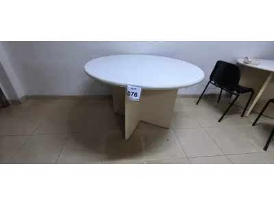 LOTE 076 - 01 MESA REDONDA EM MADEIRA NA COR BRANCA. (NO ESTADO) ATENÇÃO! FAZER A VISITAÇÃO ANTES DE ARREMATAR, NÃO SABEMOS SE FUNCIONA, LEILÃO NÃO TEM GARANTIA E NEM DEVOLUÇÃO, SUJEITO A POSSÍVEIS AVARIAS VISÍVEIS/OCULTAS E/OU AUSÊNCIA DE COMPONENTES.