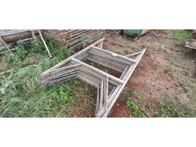 LOTE 106 - 10 MESAS DE FERRO PARA ANDAIMES. (NO ESTADO) ATENÇÃO! FAZER A VISITAÇÃO ANTES DE ARREMATAR, NÃO SABEMOS SE FUNCIONA, LEILÃO NÃO TEM GARANTIA E NEM DEVOLUÇÃO, SUJEITO A POSSÍVEIS AVARIAS VISÍVEIS/OCULTAS E/OU AUSÊNCIA DE COMPONENTES.