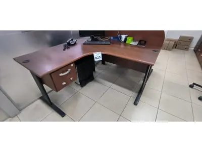 LOTE 023 - 01 MESA DE CANTO COM 02 GAVETAS NA COR MARROM. (NO ESTADO) ATENÇÃO! FAZER A VISITAÇÃO ANTES DE ARREMATAR, NÃO SABEMOS SE FUNCIONA, LEILÃO NÃO TEM GARANTIA E NEM DEVOLUÇÃO, SUJEITO A POSSÍVEIS AVARIAS VISÍVEIS/OCULTAS E/OU AUSÊNCIA DE COMPONENTES.