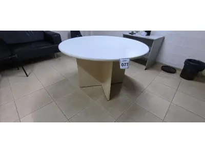 LOTE 077 - 01 MESA REDONDA EM MADEIRA NA COR BRANCA. (NO ESTADO) ATENÇÃO! FAZER A VISITAÇÃO ANTES DE ARREMATAR, NÃO SABEMOS SE FUNCIONA, LEILÃO NÃO TEM GARANTIA E NEM DEVOLUÇÃO, SUJEITO A POSSÍVEIS AVARIAS VISÍVEIS/OCULTAS E/OU AUSÊNCIA DE COMPONENTES.