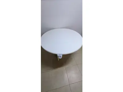 LOTE 076 - 01 MESA REDONDA EM MADEIRA NA COR BRANCA. (NO ESTADO) ATENÇÃO! FAZER A VISITAÇÃO ANTES DE ARREMATAR, NÃO SABEMOS SE FUNCIONA, LEILÃO NÃO TEM GARANTIA E NEM DEVOLUÇÃO, SUJEITO A POSSÍVEIS AVARIAS VISÍVEIS/OCULTAS E/OU AUSÊNCIA DE COMPONENTES.