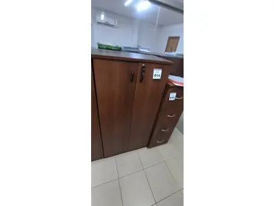 LOTE 014 - 01 ARMÁRIO EM MADEIRA 02 PORTAS COM 04 PRATELEIRAS NA COR MARROM. (NO ESTADO) ATENÇÃO! FAZER A VISITAÇÃO ANTES DE ARREMATAR, NÃO SABEMOS SE FUNCIONA, LEILÃO NÃO TEM GARANTIA E NEM DEVOLUÇÃO, SUJEITO A POSSÍVEIS AVARIAS VISÍVEIS/OCULTAS E/OU AUSÊNCIA DE COMPONENTES.