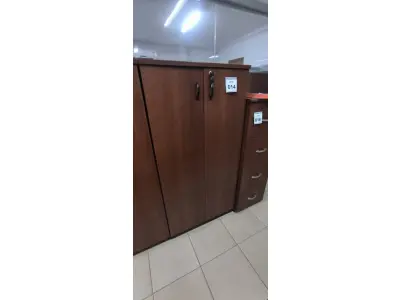 LOTE 014 - 01 ARMÁRIO EM MADEIRA 02 PORTAS COM 04 PRATELEIRAS NA COR MARROM. (NO ESTADO) ATENÇÃO! FAZER A VISITAÇÃO ANTES DE ARREMATAR, NÃO SABEMOS SE FUNCIONA, LEILÃO NÃO TEM GARANTIA E NEM DEVOLUÇÃO, SUJEITO A POSSÍVEIS AVARIAS VISÍVEIS/OCULTAS E/OU AUSÊNCIA DE COMPONENTES.