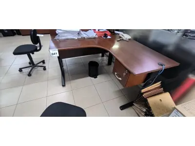 LOTE 041 - 01 MESA DE CANTO EM MADEIRA COM 02 GAVETAS NA COR MARROM. (NO ESTADO) ATENÇÃO! FAZER A VISITAÇÃO ANTES DE ARREMATAR, NÃO SABEMOS SE FUNCIONA, LEILÃO NÃO TEM GARANTIA E NEM DEVOLUÇÃO, SUJEITO A POSSÍVEIS AVARIAS VISÍVEIS/OCULTAS E/OU AUSÊNCIA DE COMPONENTES.