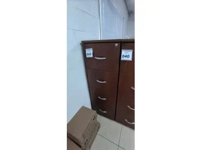 LOTE 042 - 01 ARQUIVO EM MADEIRA COM 4 GAVETAS NA COR MARROM. (NO ESTADO) ATENÇÃO! FAZER A VISITAÇÃO ANTES DE ARREMATAR, NÃO SABEMOS SE FUNCIONA, LEILÃO NÃO TEM GARANTIA E NEM DEVOLUÇÃO, SUJEITO A POSSÍVEIS AVARIAS VISÍVEIS/OCULTAS E/OU AUSÊNCIA DE COMPONENTES.