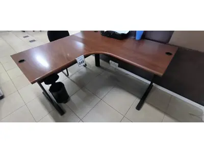 LOTE 049 - 01 MESA DE CANTO EM MADEIRA NA COR MARROM. (NO ESTADO) ATENÇÃO! FAZER A VISITAÇÃO ANTES DE ARREMATAR, NÃO SABEMOS SE FUNCIONA, LEILÃO NÃO TEM GARANTIA E NEM DEVOLUÇÃO, SUJEITO A POSSÍVEIS AVARIAS VISÍVEIS/OCULTAS E/OU AUSÊNCIA DE COMPONENTES.