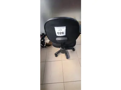 LOTE 026 - 01 CADEIRA GIRATÓRIA PARA ESCRITÓRIO. (NO ESTADO) ATENÇÃO! FAZER A VISITAÇÃO ANTES DE ARREMATAR, NÃO SABEMOS SE FUNCIONA, LEILÃO NÃO TEM GARANTIA E NEM DEVOLUÇÃO, SUJEITO A POSSÍVEIS AVARIAS VISÍVEIS/OCULTAS E/OU AUSÊNCIA DE COMPONENTES.