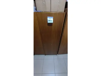 LOTE 062 - 01 ARMÁRIO EM MADEIRA COM 01 PORTA E 03 PRATELEIRAS NA COR MARROM. (NO ESTADO) ATENÇÃO! FAZER A VISITAÇÃO ANTES DE ARREMATAR, NÃO SABEMOS SE FUNCIONA, LEILÃO NÃO TEM GARANTIA E NEM DEVOLUÇÃO, SUJEITO A POSSÍVEIS AVARIAS VISÍVEIS/OCULTAS E/OU AUSÊNCIA DE COMPONENTES.