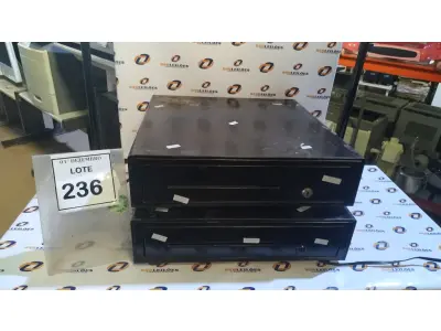 LOTE 236 - 02 GAVETAS DE DINHEIRO. (NO ESTADO) ATENÇÃO! FAZER A VISITAÇÃO ANTES DE ARREMATAR, NÃO SABEMOS SE FUNCIONA, LEILÃO NÃO TEM GARANTIA E NEM DEVOLUÇÃO, SUJEITO A POSSÍVEIS AVARIAS VISÍVEIS/OCULTAS E/OU AUSÊNCIA DE COMPONENTES.
