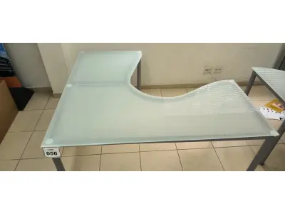 LOTE 058 - 01 MESA DE CANTO EM VIDRO JATEADO COM PÉS CROMADO . (NO ESTADO) ATENÇÃO! FAZER A VISITAÇÃO ANTES DE ARREMATAR, NÃO SABEMOS SE FUNCIONA, LEILÃO NÃO TEM GARANTIA E NEM DEVOLUÇÃO, SUJEITO A POSSÍVEIS AVARIAS VISÍVEIS/OCULTAS E/OU AUSÊNCIA DE COMPONENTES.