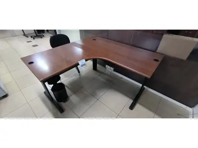 LOTE 005 - 01 MESA DE CANTO EM MADEIRA NA COR MARROM PARA ESCRITÓRIO. (NO ESTADO) ATENÇÃO! FAZER A VISITAÇÃO ANTES DE ARREMATAR, NÃO SABEMOS SE FUNCIONA, LEILÃO NÃO TEM GARANTIA E NEM DEVOLUÇÃO, SUJEITO A POSSÍVEIS AVARIAS VISÍVEIS/OCULTAS E/OU AUSÊNCIA DE COMPONENTES.