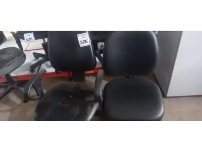 LOTE 326 - 02 CADEIRAS GIRATÓRIAS. (NO ESTADO) ATENÇÃO! FAZER A VISITAÇÃO ANTES DE ARREMATAR, NÃO SABEMOS SE FUNCIONA, LEILÃO NÃO TEM GARANTIA E NEM DEVOLUÇÃO, SUJEITO A POSSÍVEIS AVARIAS VISÍVEIS/OCULTAS E/OU AUSÊNCIA DE COMPONENTES.