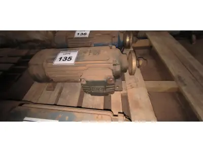 LOTE 135 - 01 MOTOR ELÉTRICO TRIFÁSICO PARA SERRA DE BANCADA. (NO ESTADO) ATENÇÃO! FAZER A VISITAÇÃO ANTES DE ARREMATAR, NÃO SABEMOS SE FUNCIONA, LEILÃO NÃO TEM GARANTIA E NEM DEVOLUÇÃO, SUJEITO A POSSÍVEIS AVARIAS VISÍVEIS/OCULTAS E/OU AUSÊNCIA DE COMPONENTES.