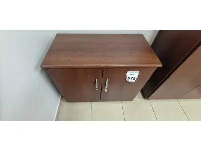 LOTE 075 - 01 ARMÁRIO BAIXO EM MADEIRA 02 PORTAS NA COR MARROM. (NO ESTADO) ATENÇÃO! FAZER A VISITAÇÃO ANTES DE ARREMATAR, NÃO SABEMOS SE FUNCIONA, LEILÃO NÃO TEM GARANTIA E NEM DEVOLUÇÃO, SUJEITO A POSSÍVEIS AVARIAS VISÍVEIS/OCULTAS E/OU AUSÊNCIA DE COMPONENTES.