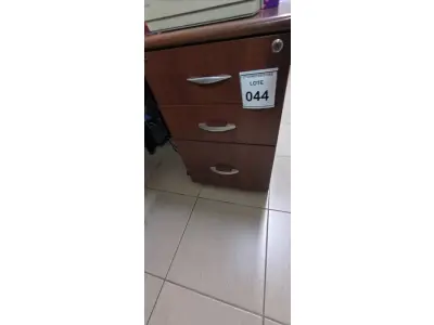 LOTE 044 - 01 GAVETEIRO EM MADEIRA COM 03 GAVETAS. (NO ESTADO) ATENÇÃO! FAZER A VISITAÇÃO ANTES DE ARREMATAR, NÃO SABEMOS SE FUNCIONA, LEILÃO NÃO TEM GARANTIA E NEM DEVOLUÇÃO, SUJEITO A POSSÍVEIS AVARIAS VISÍVEIS/OCULTAS E/OU AUSÊNCIA DE COMPONENTES.